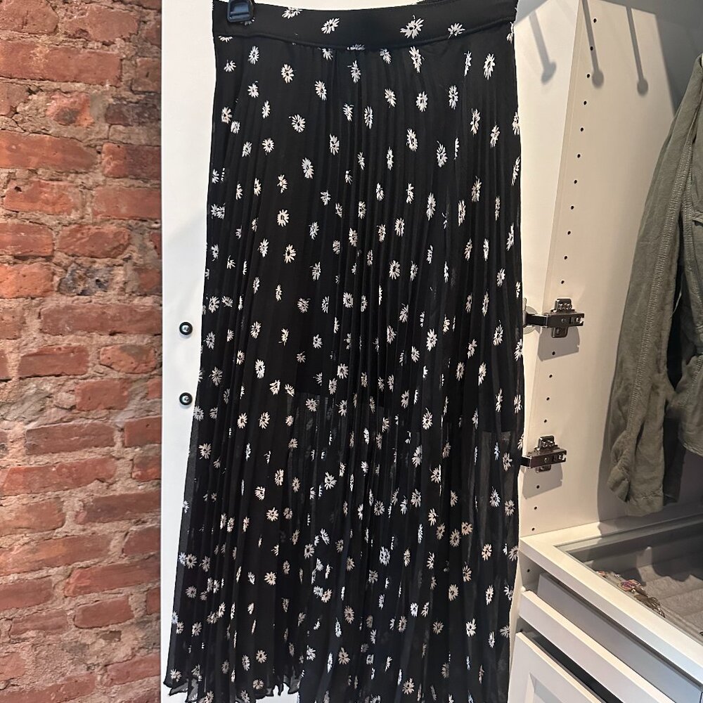 LIKE NEW Abercrombie and Fitch black and white floral, pleated skirt - size XS
